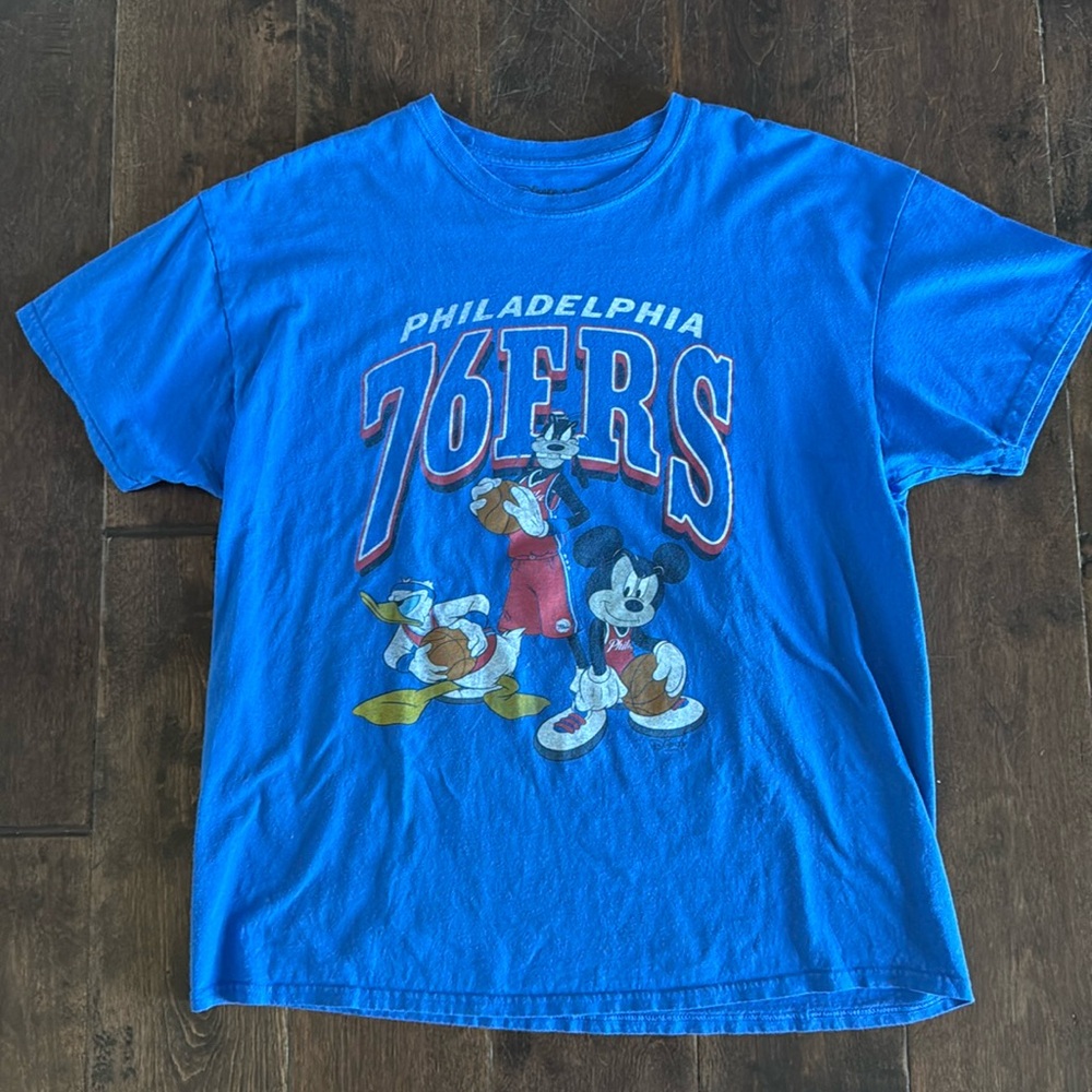 Unisex Disney x Junkfood Blue 76ers Sixers Basketball Tee Large